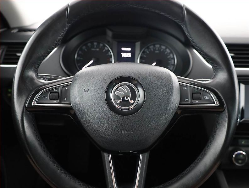 Škoda Octavia (2016) 1.6 TDI, Automat, Navi, Xenony - fotka 8 z 19