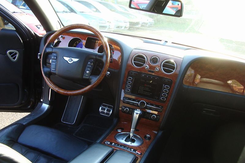 Bentley Continental Flying Spur (2006) 6.0 V12 TwinTurbo - fotka 23 z 54