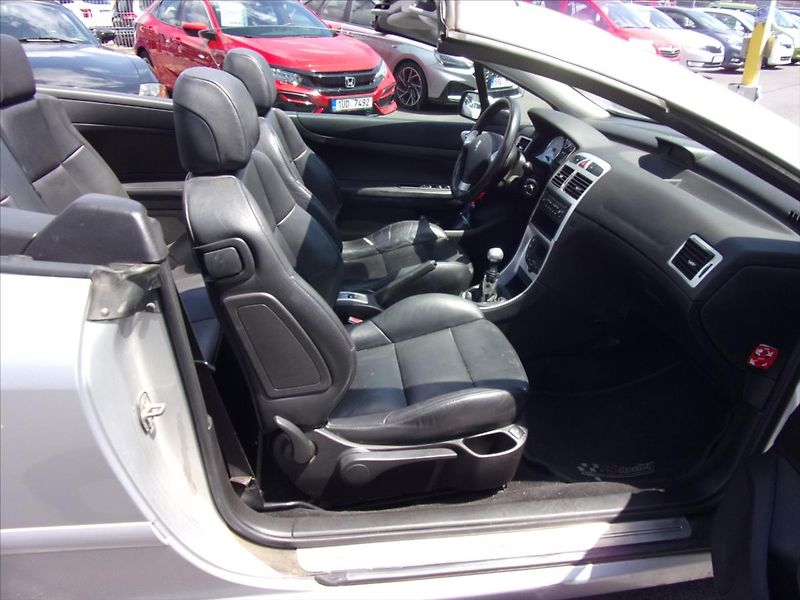 Peugeot 307 2,0 16V CC 100kW - fotka 9 z 28