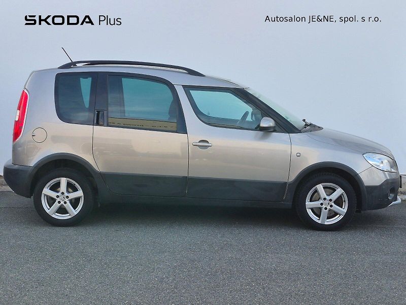 Škoda Roomster (2012) Scout 1.6 TDI 66 kW - fotka 8 z 23