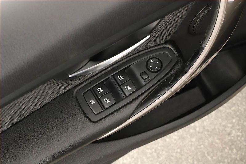 BMW Řada 3 (2014) 320 d xDrive, 4X4, Automat - fotka 17 z 20