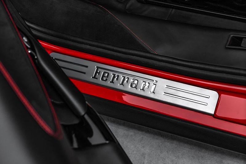 Ferrari SF90 Lift, karbon, metalíza - fotka 30 z 36