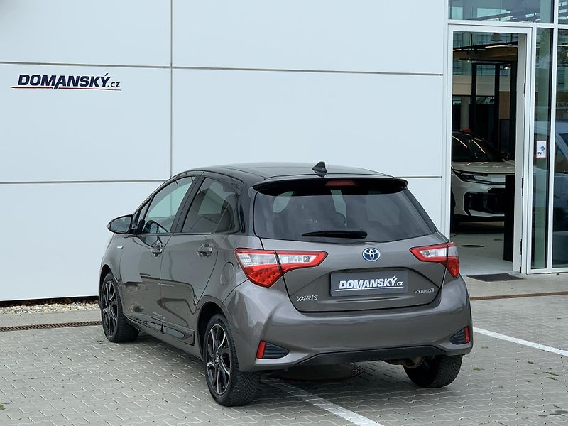 Toyota Yaris SELECTION 1.5 HYBRID 74kW - fotka 13 z 25