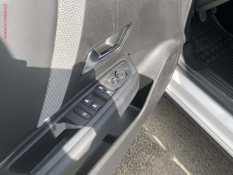 Citroën C4 (2023) 1.2 PT, 1.maj,ČR, Feel, navi - fotka 12 z 16