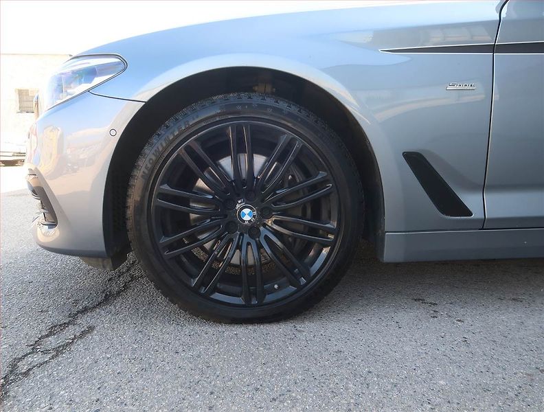 BMW Řada 5 (2018) Sport Line 540d xDrive, 4X4 - fotka 15 z 23