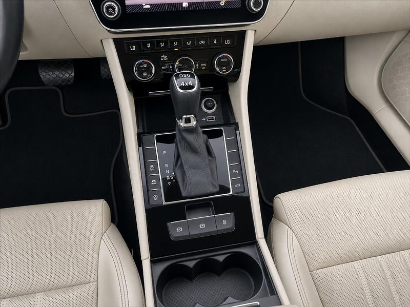 Škoda Superb 2,0 TSi L&K 4x4 DSG 272PS LED - fotka 13 z 14