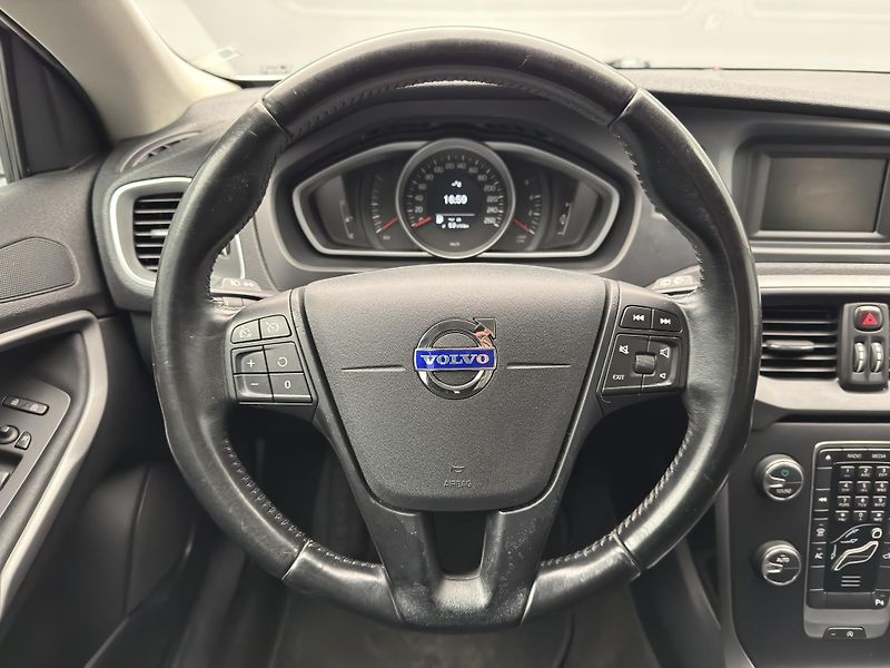 Volvo V40 D2 MOMENTUM CZ - fotka 3 z 39