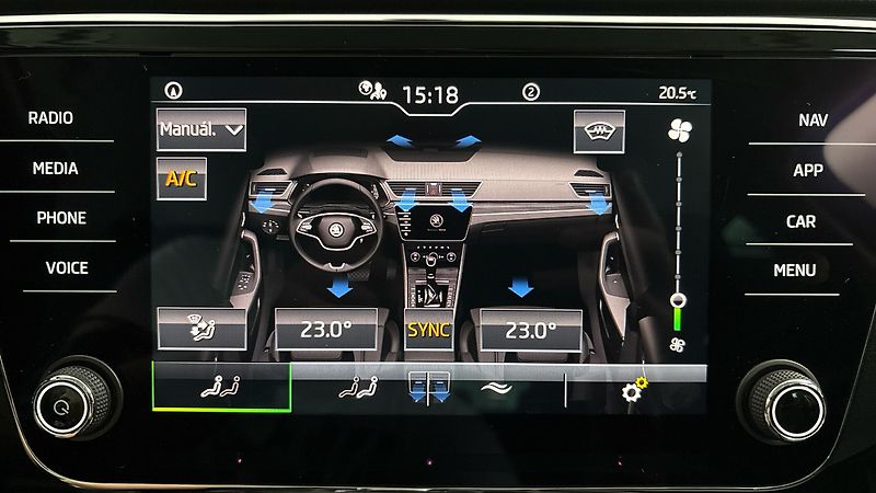 Škoda Superb 2.0 TDI DSG Style Combi - fotka 26 z 27