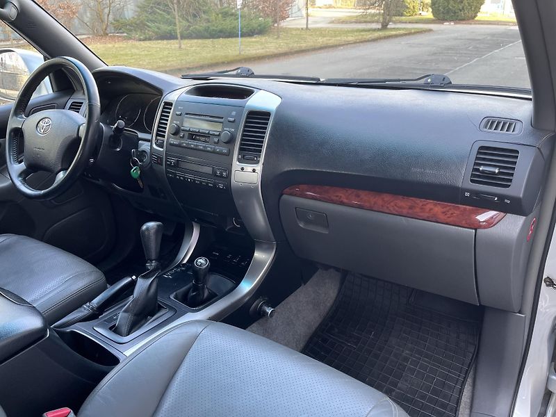 Toyota Land Cruiser 120 3,0D 4WD/automat 8-míst/ČR - fotka 29 z 39