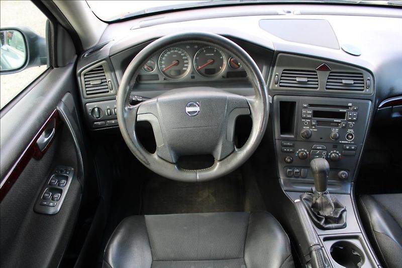 Volvo V70 2,4 D  D5, KLIMA, STK 8/2028 - fotka 12 z 26