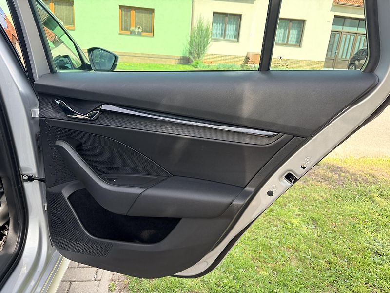 Škoda Octavia 2.0TDI DSG 4x4 STYLE - fotka 40 z 44
