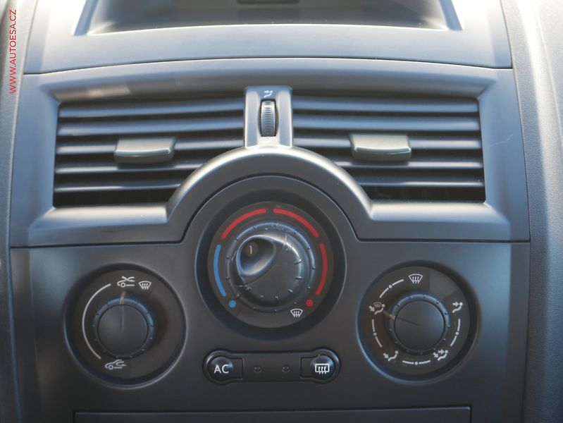 Renault Mégane (2003) 1.4 i, AC - fotka 11 z 14