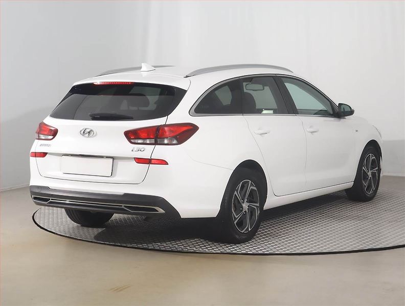 Hyundai i30 (2022) Family 1.5 T-GDI MHEV - fotka 4 z 14