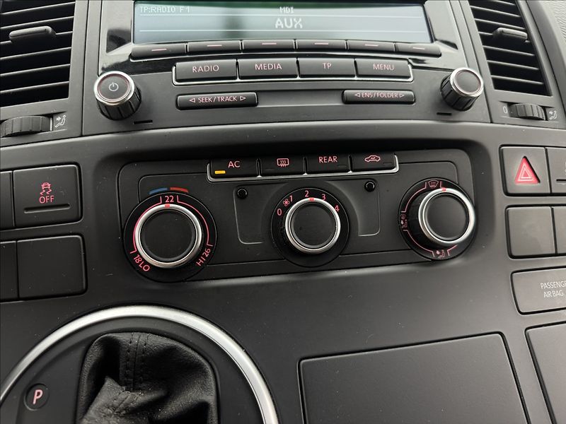 Volkswagen Multivan 2,0 TDi 132kW DSG 4X4 AC TAŽNÉ - fotka 17 z 33