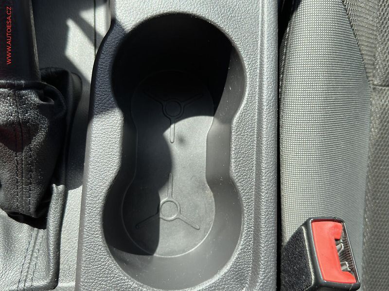 Ford Focus (2011) 1.6i, AC, park.asist - fotka 15 z 17
