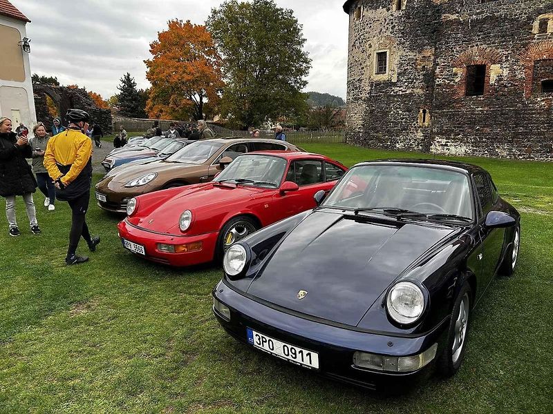 Sraz vozů Porsche ve Švihově na hradě.