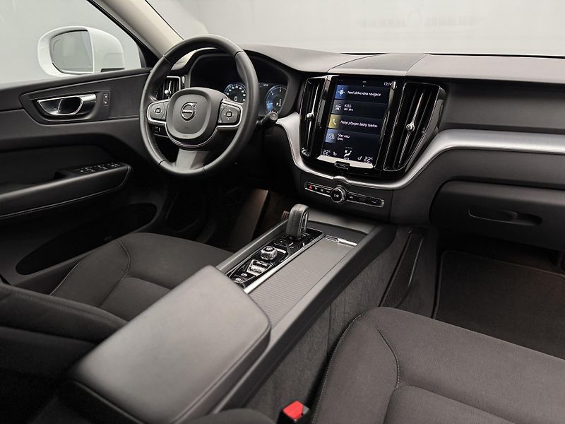 Volvo XC60 B4 AWD MOMENTUM PRO AUT CZ - fotka 4 z 37