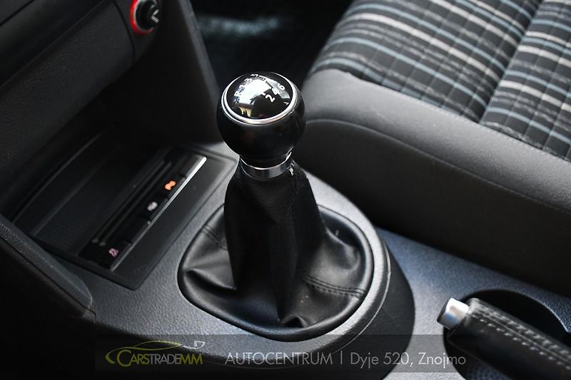 Volkswagen Touran 2.0TDi CROSS NAVI VÝHŘEV - fotka 35 z 48