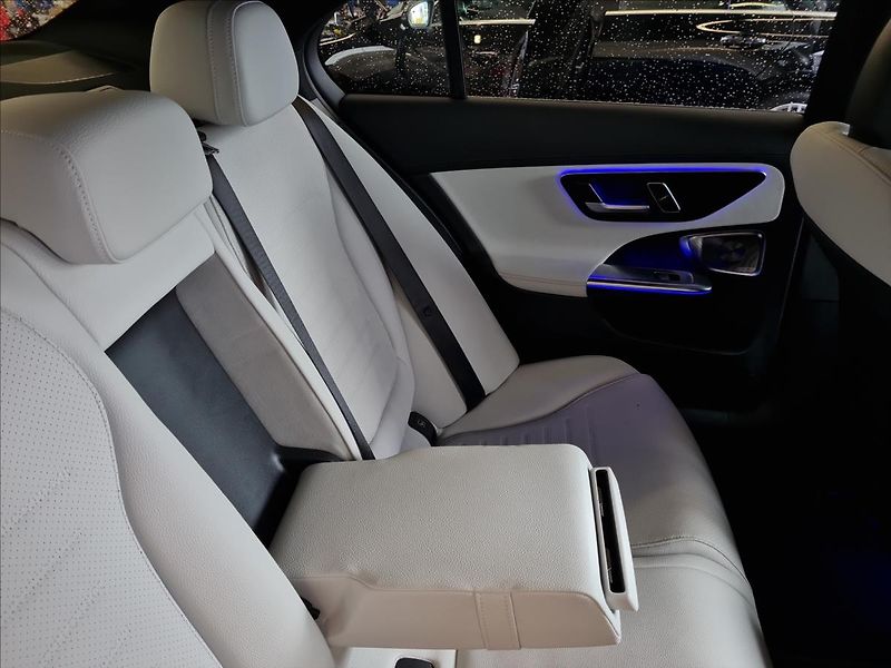 Mercedes-Benz Třídy C 220d 4MATIC AMG Style Edition - fotka 20 z 22