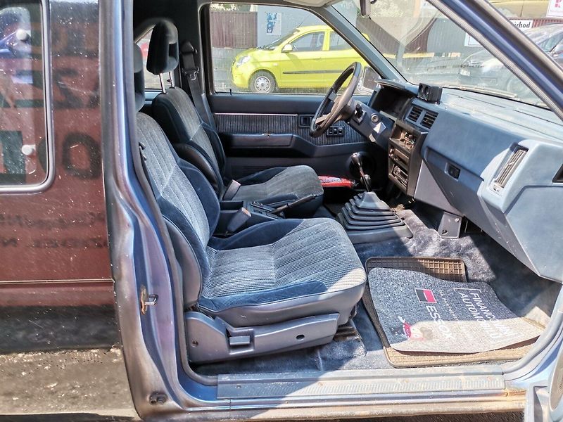 Nissan Pathfinder (1989) 3.0i V6 Terrano I D21 4x4 3dv. - fotka 13 z 30