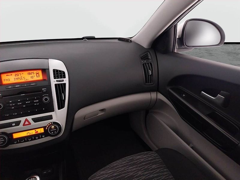 Kia Ceed (2007) 1.6 i, nová STK, dobrý stav - fotka 8 z 16