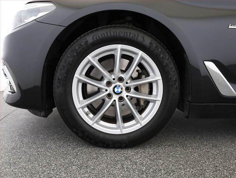 BMW Řada 5 (2018) Luxury Line 530d xDrive - fotka 18 z 18