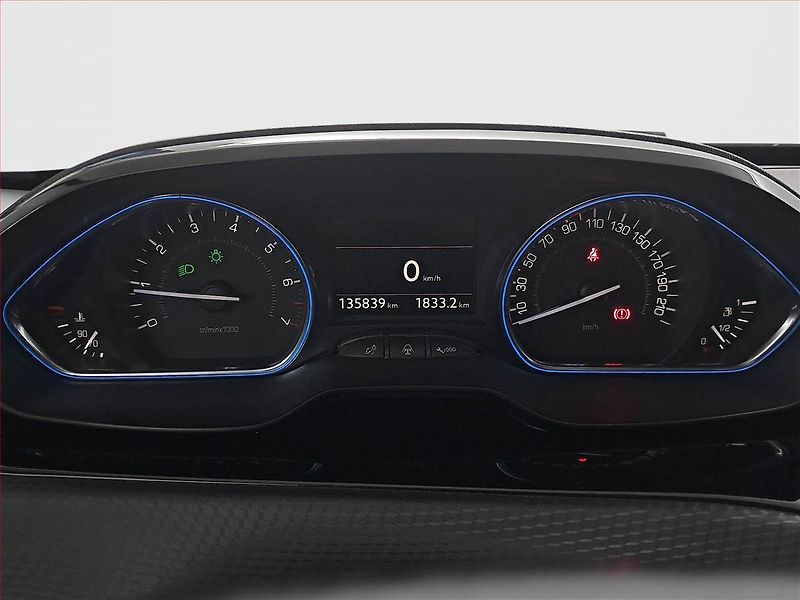 Peugeot 2008 (2018) Allure 1.2 PureTech - fotka 11 z 18