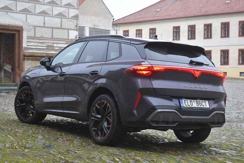 Cupra Terramar vyhoví rodinám i díky příjemným jízdním vlastnostem.