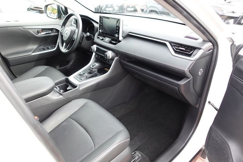 Toyota RAV4 2,5 HEV Executive Skyview  4x4 - fotka 14 z 36