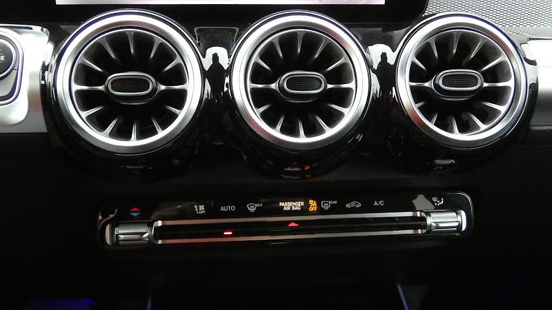 Mercedes-Benz GLB 200d 4MATIC - fotka 17 z 24