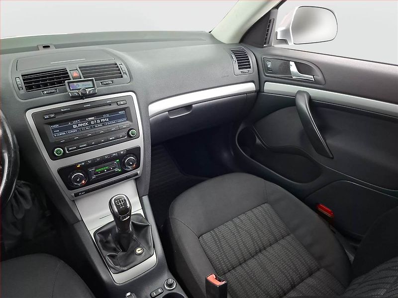 Škoda Octavia (2011) 1.6 TDI, Tempomat - fotka 8 z 16