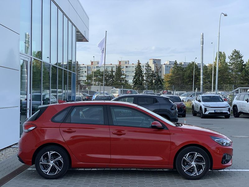 Hyundai i30 COMFORT 1.5i 80kW MAN6 - fotka 10 z 30