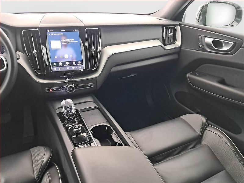 Volvo XC60 (2023) B4 AWD - fotka 7 z 17