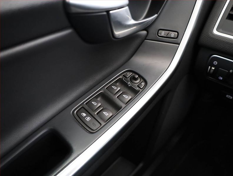 Volvo XC60 (2014) R-Design D5, 4X4, Automat - fotka 15 z 20
