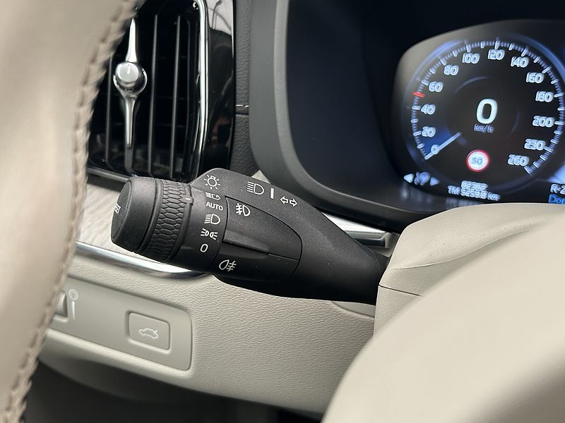 Volvo XC60 2.0 B5 4x4 Inscription - fotka 31 z 38