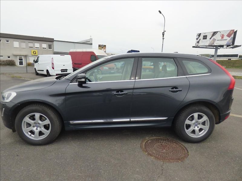 Volvo XC60 2,0 D3  Summum - fotka 7 z 34