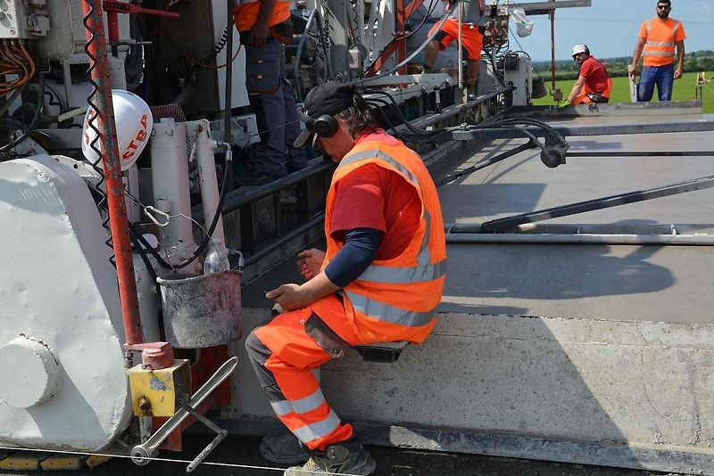 Pokládka betonové vrstvy vozovky je milníkem stavby dálnice D1 na úseku Říkovice - Přerov. Stavebníci ji zahájili tento týden.