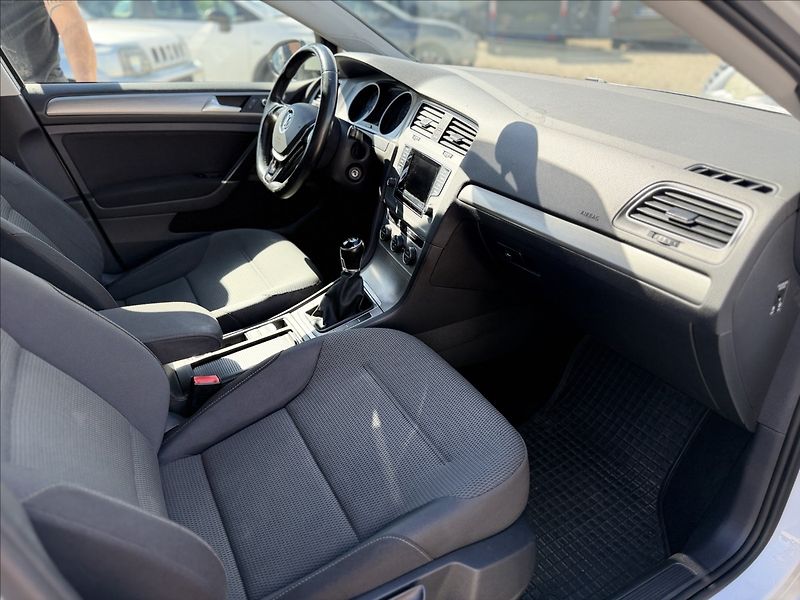 Volkswagen Golf 1,6 TDI NAVIGACE +SADA ALU KOL - fotka 22 z 25