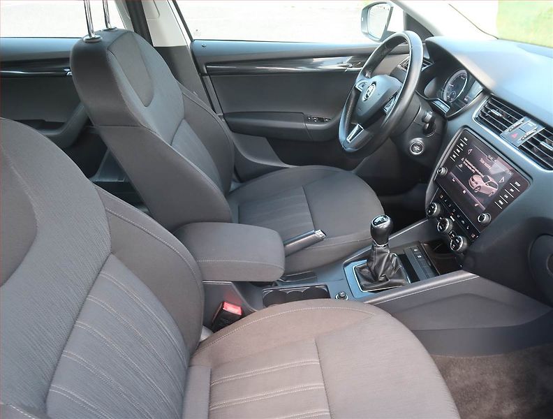 Škoda Octavia (2017) 1.6 TDI, Tempomat - fotka 9 z 16
