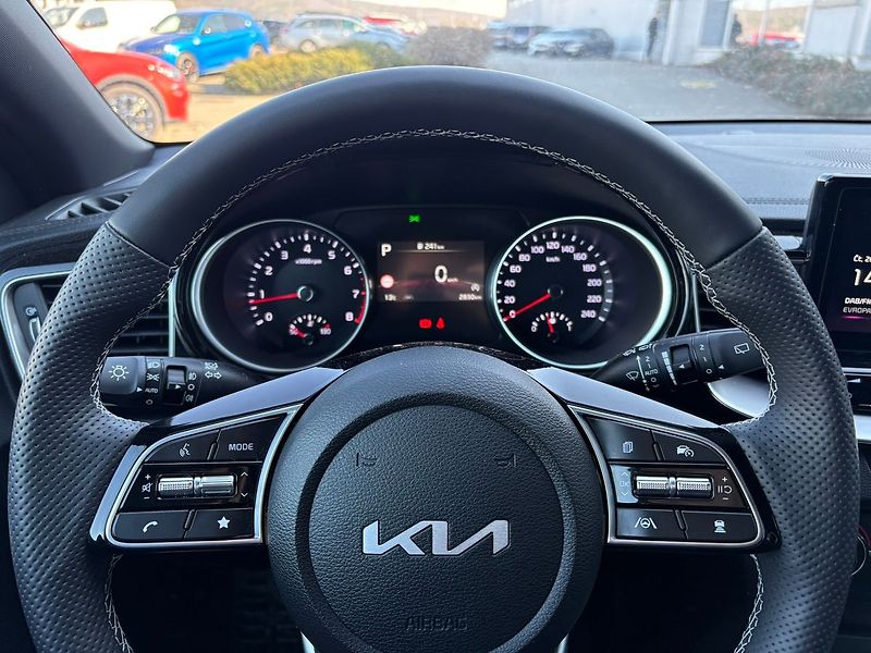 Kia Ceed (2025) 1,6 T-GDi GPF 7DCT GT-LINE 132 - fotka 5 z 7