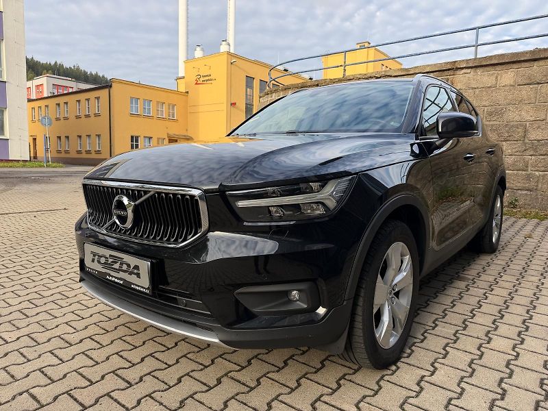 Volvo XC40 2,0 D D4 AWD Momentum - fotka 1 z 33