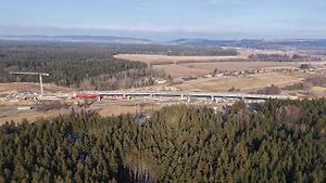 Výstavba estakády D35 přes I/35 a Mikulečský potok, únor 2025