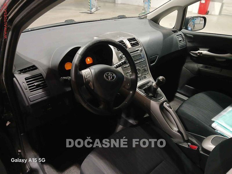 Toyota Auris (2008) 1.6 VVTI - fotka 3 z 3