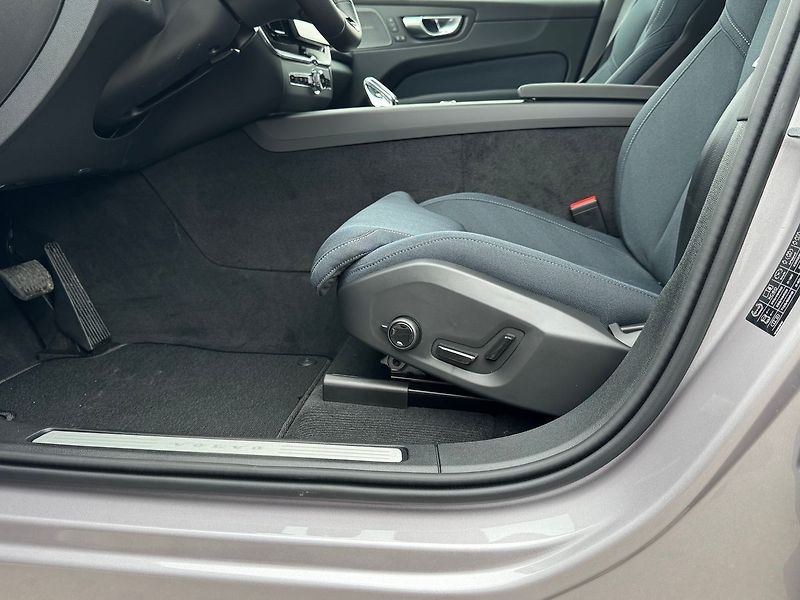 Volvo XC60 (2026) PLUS B5, kamery 360°, FULL LED - fotka 10 z 25