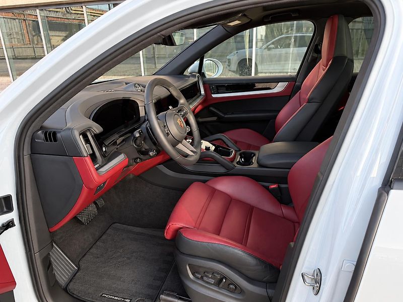 Porsche Cayenne (2024) 3.0 Sport Chrono - fotka 10 z 11