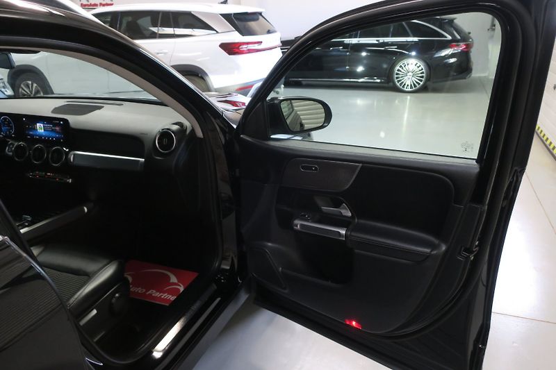 Mercedes-Benz GLB (2022) 220 D 4MATIC - fotka 36 z 48