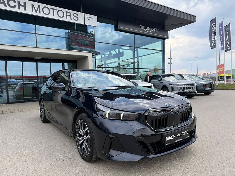 BMW Řada 5 550e xDrive Touring 08/2025 - fotka 5 z 29
