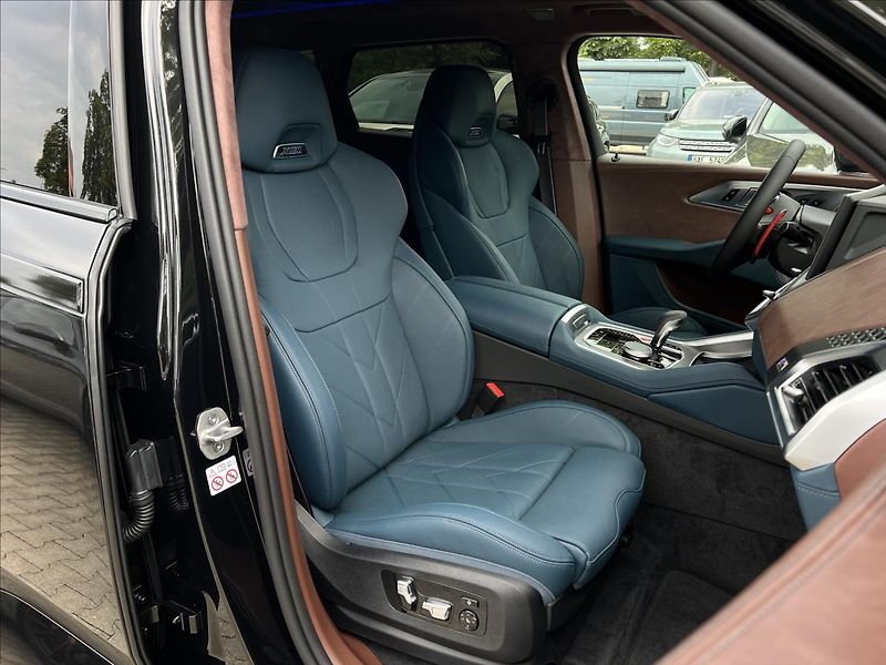 BMW XM 4.4 - fotka 13 z 48