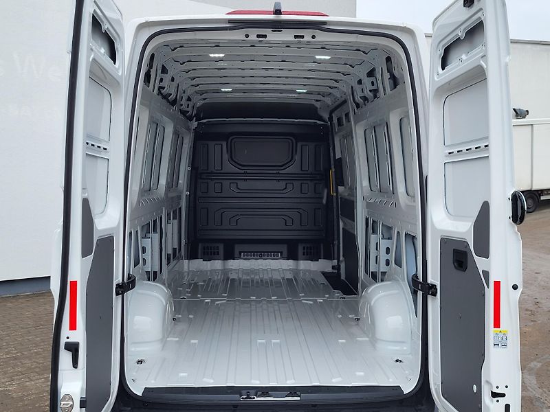 Volkswagen Crafter (2025) Skříň 35 103kW 6G FWD DR - fotka 6 z 25