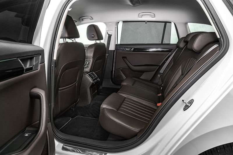Škoda Superb Combi 2,0TSI L&K 4x4 DSG - fotka 14 z 26